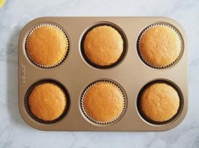 烤箱预热至170度，中层上下火，20分钟左右即可（要根据自己的烤箱脾气和曲奇大小适当调整时间哦）。多余的面糊可以用纸杯蛋糕烤一下~