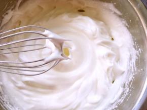 蛋白加几滴柠檬汁，分三次加入砂糖打发至硬性发泡，打蛋器提起有个小三角尖