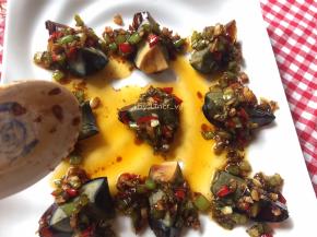 接着把煮开的酱料淋到皮蛋上