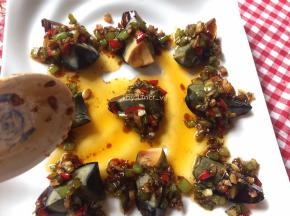 接着把煮开的酱料淋到皮蛋上