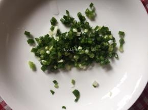 香葱洗净后切成葱花待用
