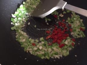 加入红椒丁翻炒