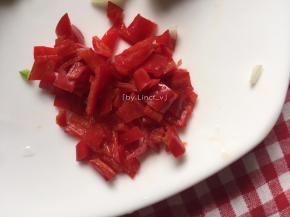 小红椒洗净、去籽切细丁待用
