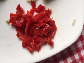 小红椒洗净、去籽切细丁待用