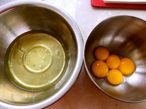 鸡蛋分离至两个干净容器