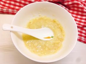 用勺子捣成泥