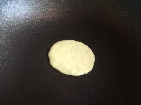 平底锅小火加热，不用放油，用汤勺舀一勺面糊，从高一点的地方往下滴，这样会摊成圆饼，表面冒气泡时翻面