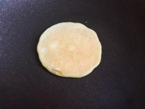 翻面后继续煎十秒即可