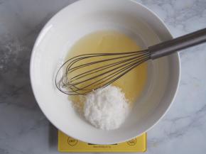 将盐、油和白糖放到一起，搅拌均匀