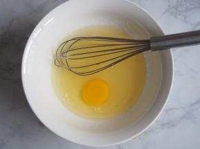 分三次加入鸡蛋，每次都搅拌均匀