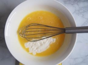 分三次加入鸡蛋，每次都搅拌均匀