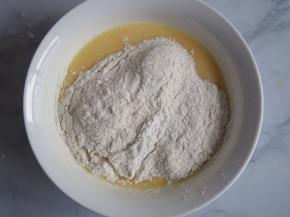 低筋面粉和泡打粉过筛后加入液体中，泡打粉会让蛋糕更蓬松，不喜欢的话也可以不加。用挂到将面粉和液体混合均匀