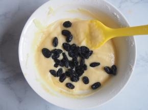 将煮好的黄桃罐头捞出沥干水分，切成小块，加入到蛋糕糊中