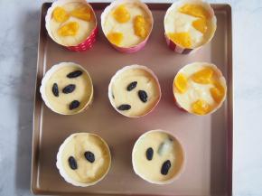 最后在表面撒一些做装饰，也可以加入别的果干哦~