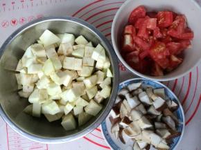 茄子洗净去皮切成丁，西红柿切小块，香菇盐切成丁。