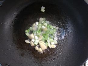 开火，坐锅，倒油，下葱蒜煸出香味。