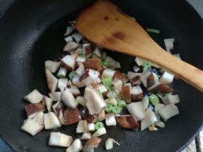 放入香菇炒香。