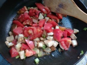 下西红柿丁炒出汁。