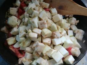 下茄子丁煸炒。