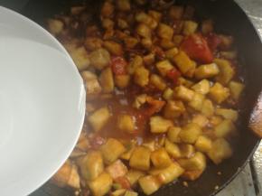 加入小半碗水，盖盖子，小火焖5分钟至茄子软烂。