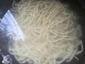 下入面条煮熟。