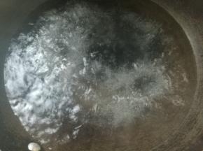 锅坐水烧开。
