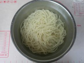 捞出放凉白开水中。