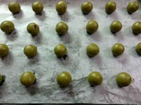 分成等量小剂子（70克一个）搓圆放入烤盘。