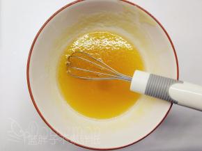 将糖浆、花生油、枧水用手动打蛋器搅匀。