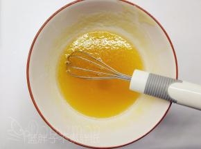 将糖浆、花生油、枧水用手动打蛋器搅匀。