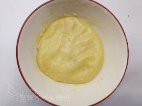 加入面粉，用刮刀翻拌均匀，直到看不见干粉即可。