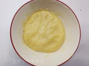 加入面粉，用刮刀翻拌均匀，直到看不见干粉即可。