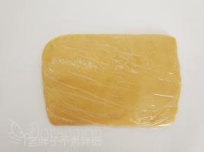 将面团包上保鲜膜，松弛2个小时。