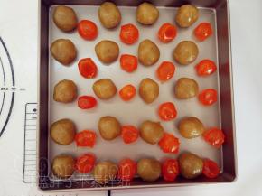 接着我们先来准备馅料。莲蓉馅分成25g一份，搓圆备用，咸鸭蛋黄也准备好。