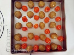 接着我们先来准备馅料。莲蓉馅分成25g一份，搓圆备用，咸鸭蛋黄也准备好。