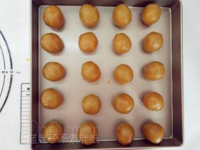 全部蛋黄都包好之后，放在一旁备用。