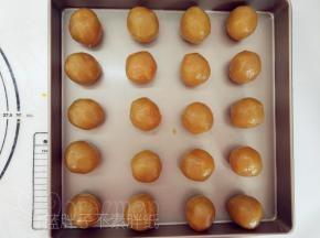 全部蛋黄都包好之后，放在一旁备用。