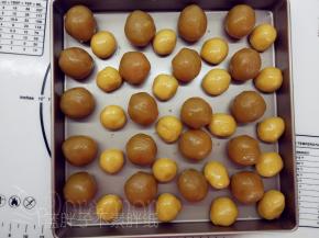 松弛好的饼皮分割成15g一个，滚圆备用。