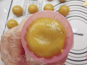 将月饼全部包好，取出月饼模，卡入花片。在花片和模具周围刷一层薄薄的油。将月饼面团搓成圆柱形，放入月饼模中，稍微压一下，这样转移的时候就不会掉下来。