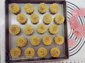 所有月饼都按照这个方法压好。（压月饼之前可以开始预热烤箱，上下火220℃）。