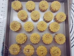 取出月饼，表面薄薄刷上一层蛋黄液，继续送入烤箱，上下火180℃，中层，烘烤15分钟。