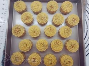 取出月饼，表面薄薄刷上一层蛋黄液，继续送入烤箱，上下火180℃，中层，烘烤15分钟。