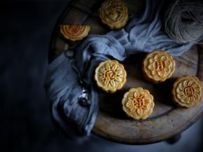 做好的月饼晾凉之后密封起来，隔天回油之后才可以吃哦！