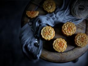 做好的月饼晾凉之后密封起来，隔天回油之后才可以吃哦！