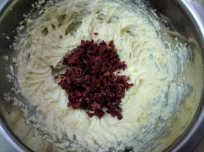 放入蔓越莓搅匀。