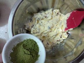 放入抹茶粉搅匀。