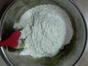 放入低筋面粉翻拌混合。