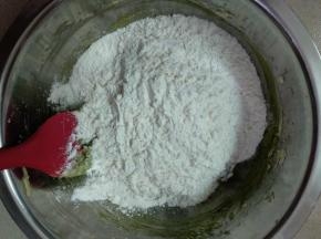 放入低筋面粉翻拌混合。