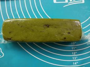 用保鲜膜包好放入冰箱冷冻1小时。