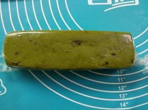 用保鲜膜包好放入冰箱冷冻1小时。